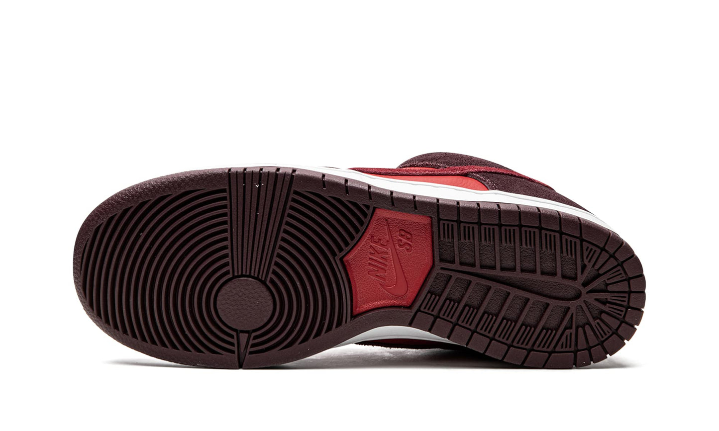 Nike Men’s SB Dunk Low Sneaker Cherry Red