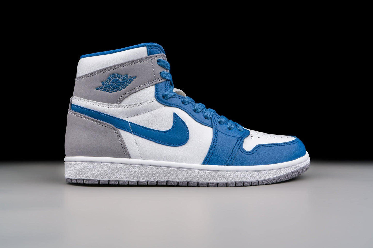 Nike Men's Air Jordan 1 Retro High OG Sneaker True Blue